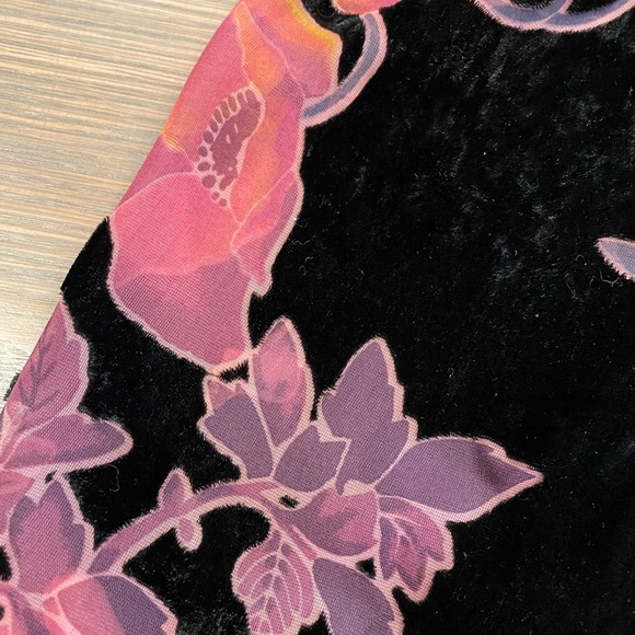 Black velvet floral romper with flared sleeves - Picture 5 of 7